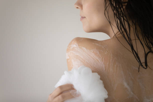 nahaufnahme schöne junge frau, die dusche im bad - human face rubbing women beauty treatment stock-fotos und bilder