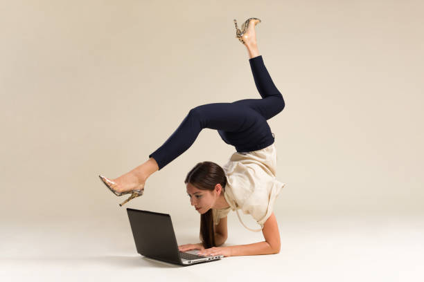 młoda gimnastyczka business woman rozciąganie i praca na komputerze - healthy lifestyle yoga vitality flexibility zdjęcia i obrazy z banku zdjęć