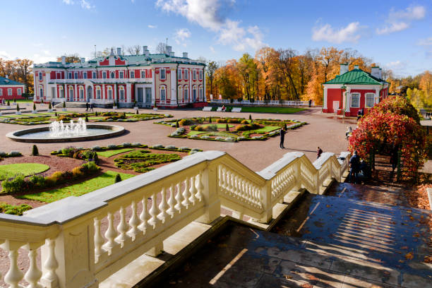 parque y palacio de kadriorg en el día soleado de otoño - catherine park fotografías e imágenes de stock