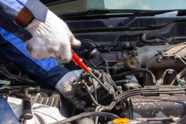 controllare il sistema di accensione del motore e cambiare la bobina di accensione. servizio di assistenza all'auto.
sostituzione della bobina di accensione e delle candele.
meccanico automobilistico che fissa la bobina di accensione sul motore a benzina,  - accensione foto e immagini stock