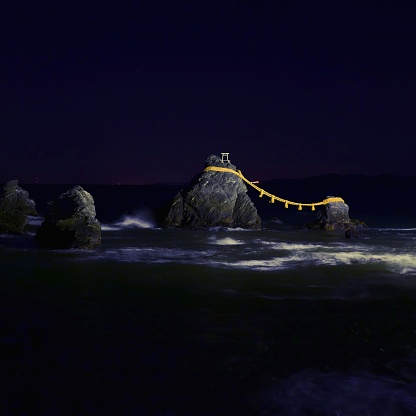 Futamiura's Meotoiwa rock emerging in the darkness.
This place is Futamimachie, Ise City, Mie Prefecture.