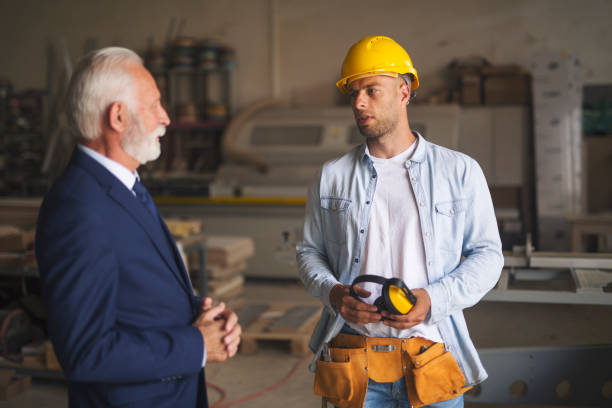 chef de projet et charpentier ayant la conversation - preparation tool belt business businessman photos et images de collection