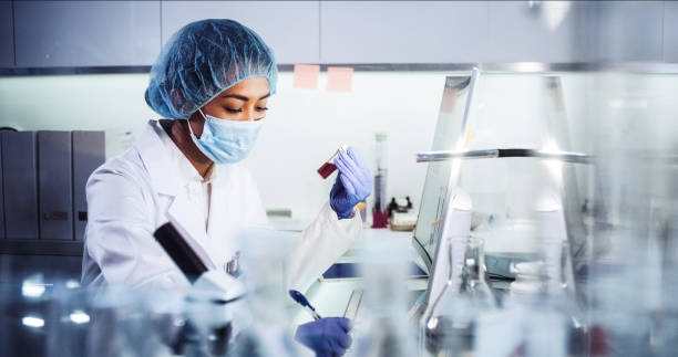 병원균 샘플로 일하는 아시아 여성 의사. 현  미경 사용 - 화학 과학 이미지 뉴스 사진 이미지