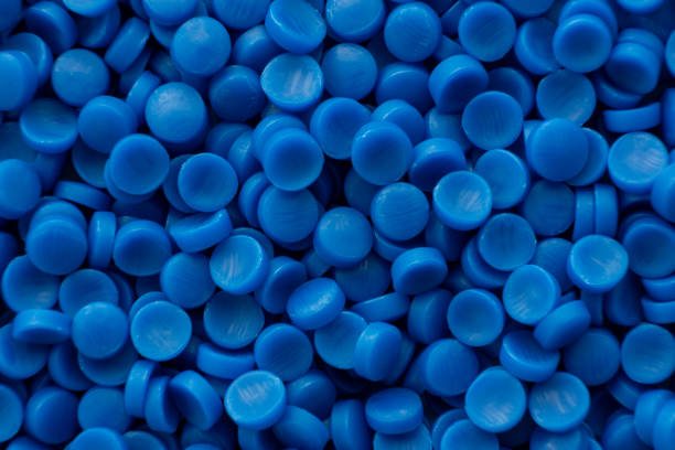 feche de plástico azul. granulos de polímeros plásticos, matérias-primas para a fabricação de tubos de água, plásticos de petroquímica e extrusão composta, resina de polietileno vegetal. - granulate - fotografias e filmes do acervo