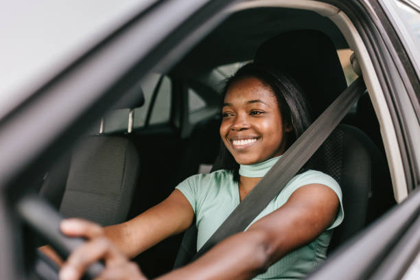 笑顔の女性の運転車 - car insurance driving women ストックフォトと画像