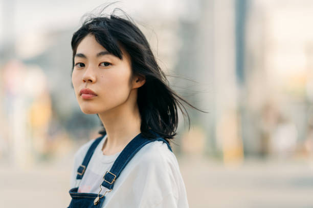 風の強い日の若い女性の肖像 - 女性　日本人 ストックフォトと画像