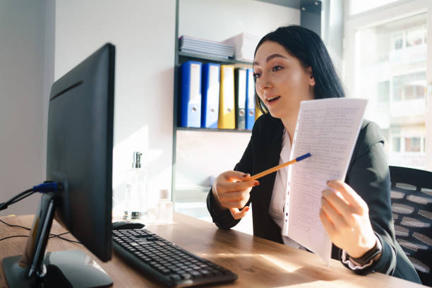 contrat heureux de pointage de cadre sur le videocall au bureau - businesswoman form finance women photos et images de collection