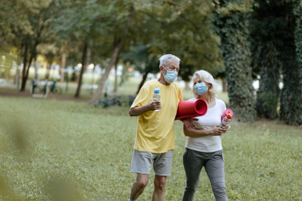 nic jak partner w fitness - senior couple senior adult walking action zdjęcia i obrazy z banku zdjęć