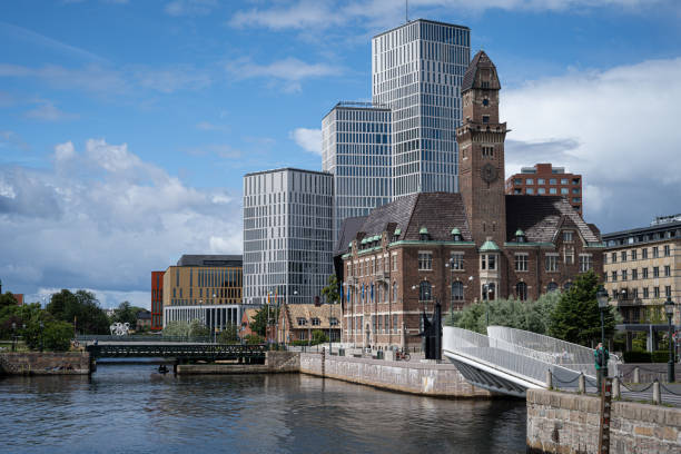 malmo, suecia: malmo live con clarion hotel y la universidad marítima mundial en primer plano. las calles todavía están bastante vacías y no vuelven a la normalidad después de la pandemia de coronavirus - malmo fotografías e imágenes de stock