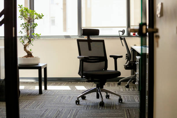 chaise de bureau moderne - vide photos et images de collection