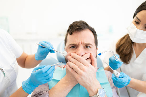 человек испугался во время осмотра в стоматологической клинике - occupation group of people dentist child стоковые фото и изображения