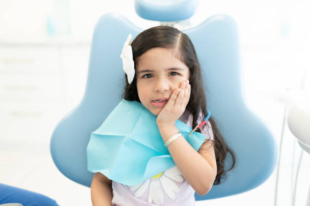 fille latine visitant le dentiste pour le contrôle - rage de dents photos et images de collection