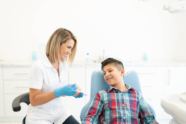 zahnarzt erklärt patient in der klinik - dentist dentist office patient discussion stock-fotos und bilder