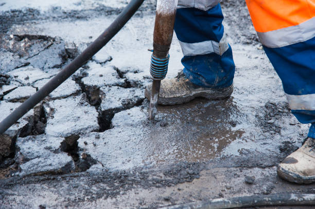 straßenarbeiter entfernt alten asphalt mit hammer - 11892 stock-fotos und bilder