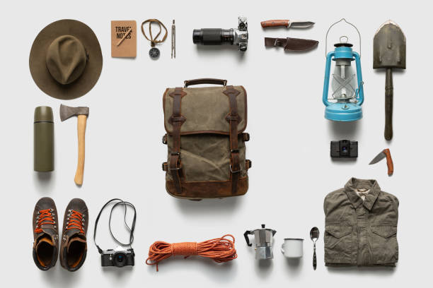 mochila de embalaje para un concepto de viaje con artículos de viajero aislados sobre fondo blanco - grupo de objetos fotografías e imágenes de stock