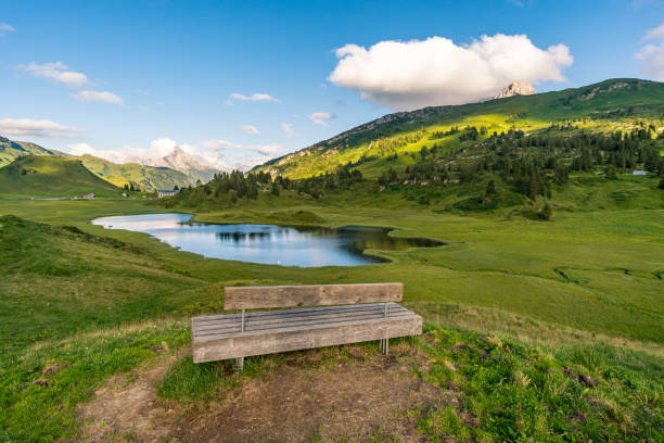 fantastica escursione nelle splendide montagne lechquellen - kalbelesee foto e immagini stock