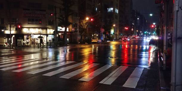 carretera vacía en la ciudad lluviosa en la noche con aceras - nightlife city night rain fotografías e imágenes de stock