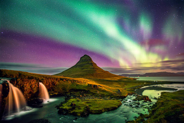 kirkjufell island nordlichter - nordlicht stock-fotos und bilder