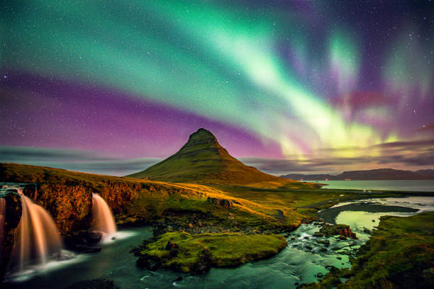 kirkjufell islandia northern lights - islandia fotografías e imágenes de stock