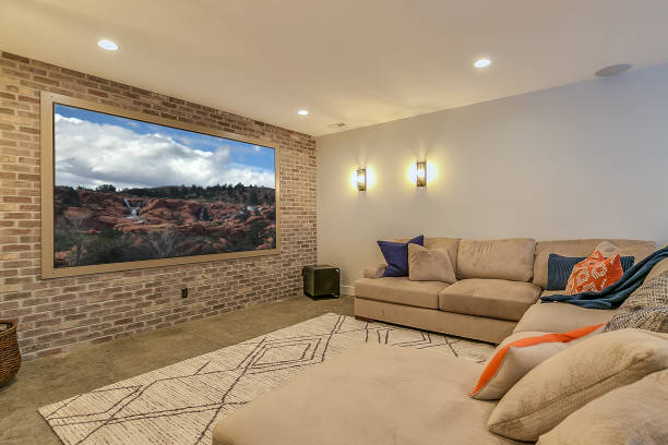 movie theater room with brick wall and large projection screen - home addition audio imagens e fotografias de stock