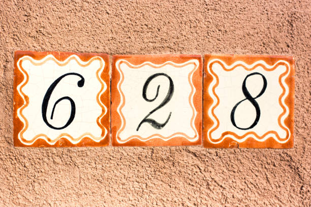 ceramic number 628 street address tiles; brown wall - santa fe new mexico mexico adobe house imagens e fotografias de stock