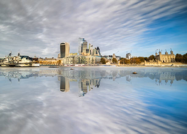 лондонский городской пейзаж темзы отражение - uk river panoramic reflection стоковые фото и изображения