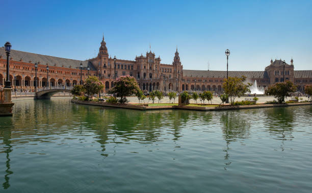 resumen de la plaza de españa de sevilla desde el canal del agua - seville water spain european culture fotografías e imágenes de stock