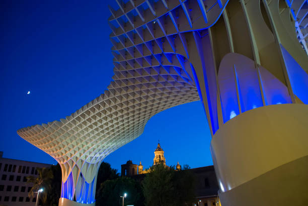 vista nocturna del monumento a las setas en sevilla - catedral de la encarnacion fotografías e im�ágenes de stock