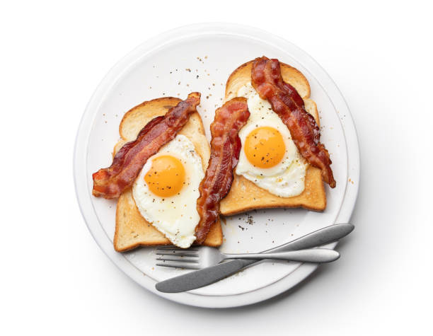 plato de desayuno con huevos fritos, tocino y tostadas - eggs fried egg egg yolk isolated fotografías e imágenes de stock