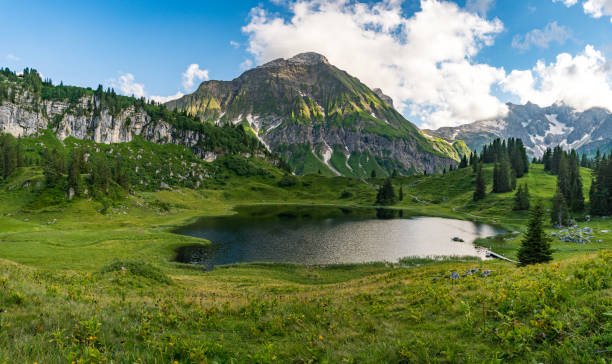 fantastica escursione nelle splendide montagne lechquellen - kalbelesee foto e immagini stock