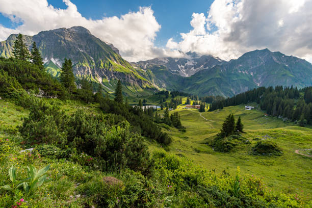 fantastica escursione nelle splendide montagne lechquellen - kalbelesee foto e immagini stock