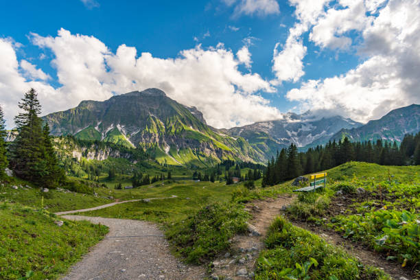 fantastica escursione nelle splendide montagne lechquellen - kalbelesee foto e immagini stock