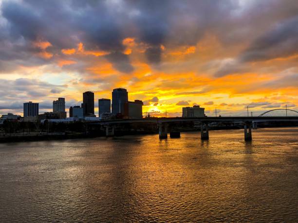 Sunset Over City Skyline A late autumn sunset over Little Rock, Arkansas michael dean shelton stock pictures, royalty-free photos & images