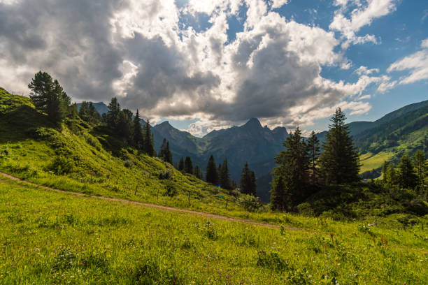 fantastica escursione nelle splendide montagne lechquellen - kalbelesee foto e immagini stock