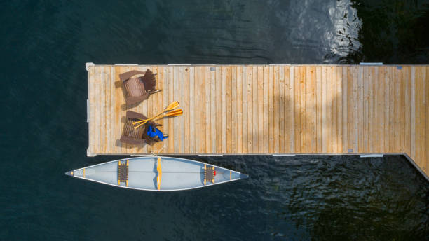 vista aérea de drones de dos sillas adirondack en un muelle de madera - above horizontal wood house fotografías e imágenes de stock