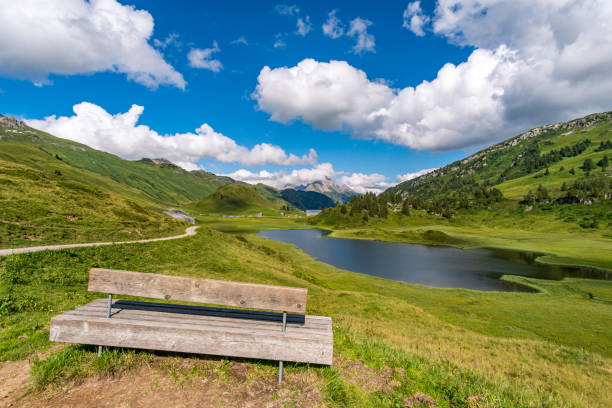 fantastica escursione nelle splendide montagne lechquellen - kalbelesee foto e immagini stock