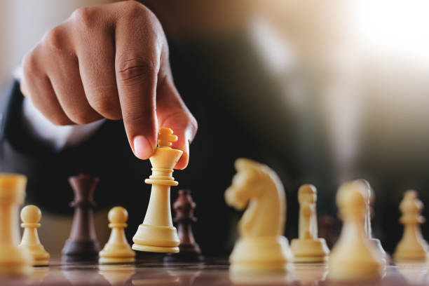 チェスボードゲームとビジネスマンスーツ。ストラジーと戦術の概念を計画する - こま ストックフォトと画像