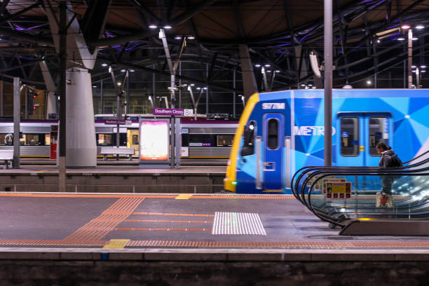 éditorial: personne seule entrant dans une plate-forme de gare calme dans la gare habituellement très fréquentée southern cross dans le centre de la ville de melbourne au cours de l’étape 3 restrictions en raison de la deuxième vague pandémique du - stations of the cross photos et images de collection