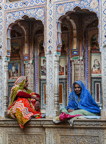 nawalgarh, indien: frauen im traditionellen sari vor einem haveli - india palace indian culture indoors stock-fotos und bilder