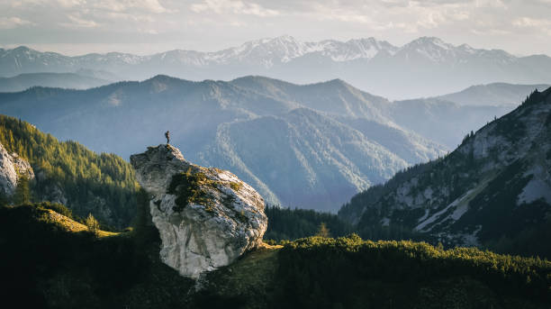 el excursionista se relaja en la cresta de la montaña al amanecer - majestuoso fotografías e imágenes de stock