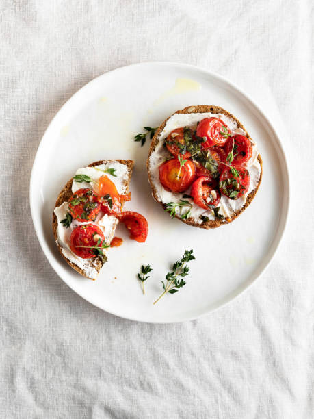 bruschetta, bruschetta con pomodorini, crostini, bruschetta - antipasto appetizer basil bread foto e immagini stock