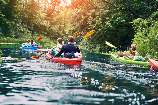 Los mejores amigos felices divirtiéndose en kayaks. Kayak en el río. photo