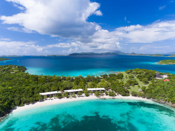 widok z lotu ptaka na zatokę caneel, st. john - caneel bay zdjęcia i obrazy z banku zdjęć