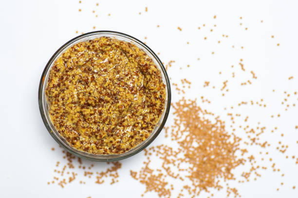 vollkornsenf in einer schüssel auf einem tisch - mustard spice seed dry stock-fotos und bilder