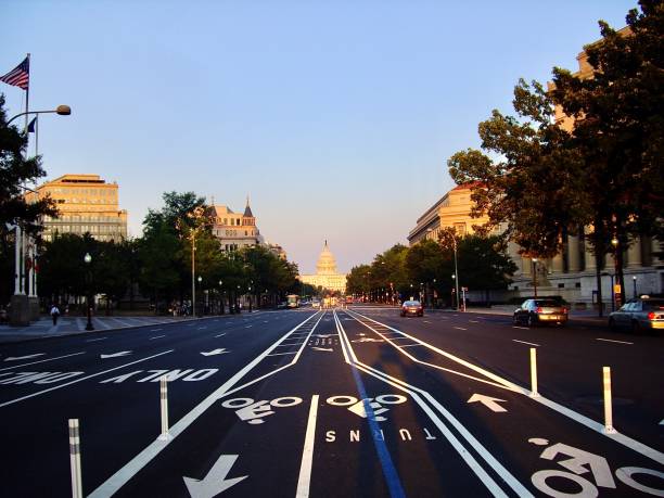 piękny zachód słońca na ulicy east capitol w waszyngtonie w gorące letnie popołudnie - washington street zdjęcia i obrazy z banku zdjęć
