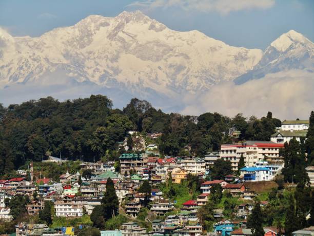 Kalimpong Postcards Mount Kanchenjunga at 8,586 m (28,169 ft) the world's third tallest peak, is clearly visible from Kalimpong. Image taken on October 27, 2019 at Kalimpong, West Bengal, India. It is a quaint little hill station in the foothills of Himalayas and is perfect for those trying to escape the chaotic city life for some peace and solitude in the hills. darjeeling stock pictures, royalty-free photos & images