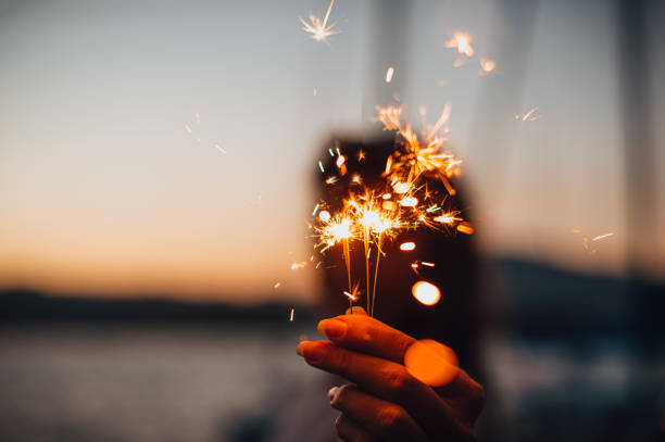 młoda kobieta trzymająca sparkler w marinie - marina nautical vessel sailboat harbor zdjęcia i obrazy z banku zdjęć