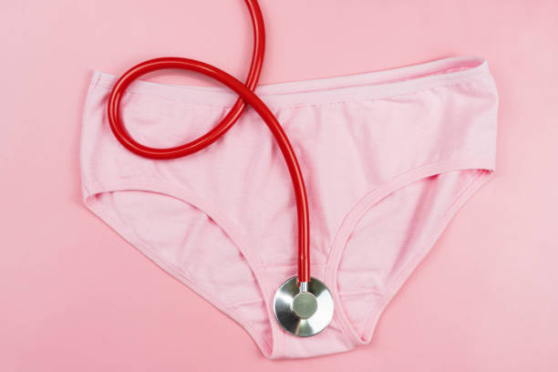 calzoncillos rosados y estetoscopio rojo aislados sobre fondo rosa. higiene de la mujer, concepto de almohadilla sanitaria, días críticos, menstruación, cuidado de la salud - bragas fotografías e imágenes de stock