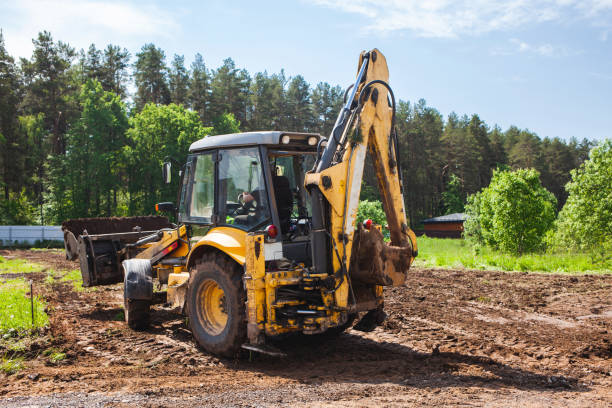 limpieza y nivelación de una parcela privada. - earth mover digging land bulldozer fotografías e imágenes de stock