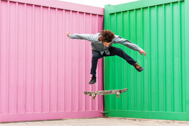 он получил навыки - skateboarding skateboard extreme sports sport стоковые фото и изображения